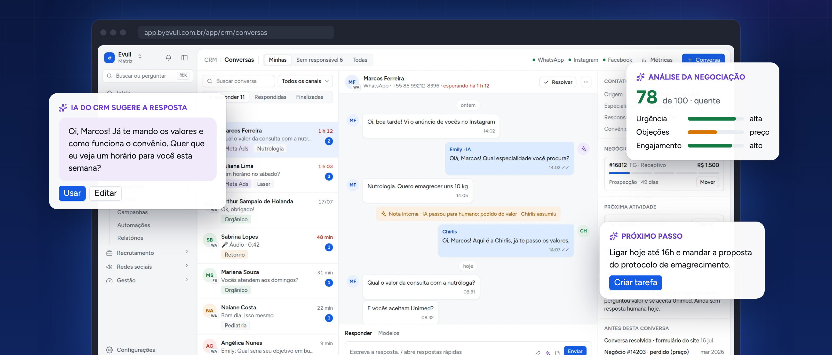 Conversa no WhatsApp dentro do sistema, com a resposta sugerida pela IA e o próximo passo da venda (dados de demonstração)